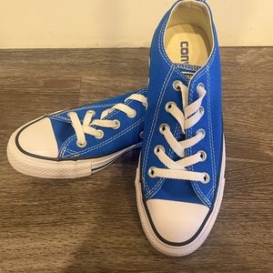 Women’s Converse Sneaker— Blue!